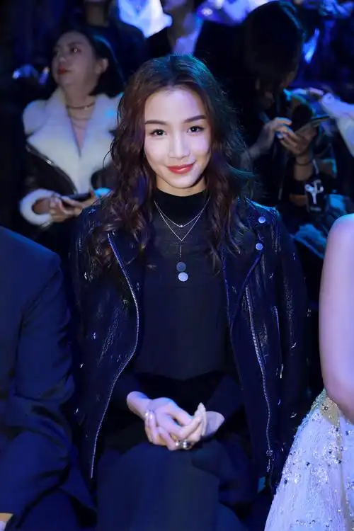 超吸睛!张南出席品牌活动 黑色裤装帅气十足