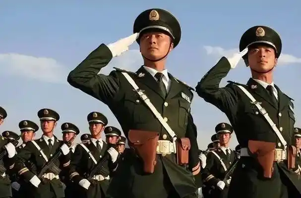 为什么我国军人采用右手敬礼?原因有2方面,看完就明白了