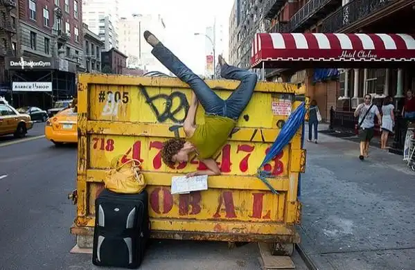 无处不在行为艺术美女街头秀身体柔韧性