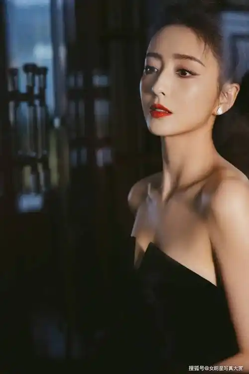 【佟丽娅性感写真壁纸】黑色抹胸长裙,优雅复古,金鸡奖红毯造型_光芒