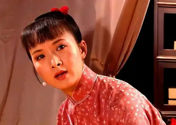 《大宅门》这部剧在2001年播出的时候引起轰动,除了拿下多项大奖之外