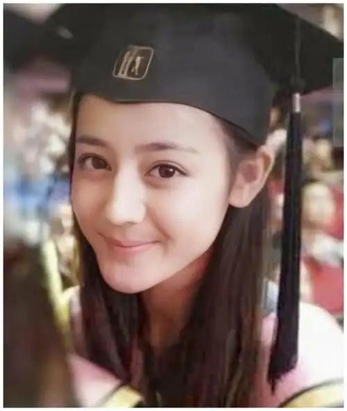 迪丽热巴十年前旧照曝光,尽显少女的青涩甜美,化身梦中初恋女神