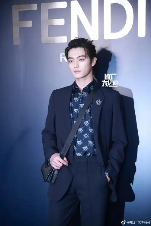 许凯背头小揪揪