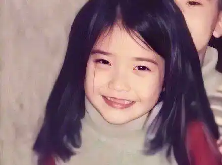 小时候的泫雅就已经很可爱了,虽然照片已经没有那么清晰了,但是也能看