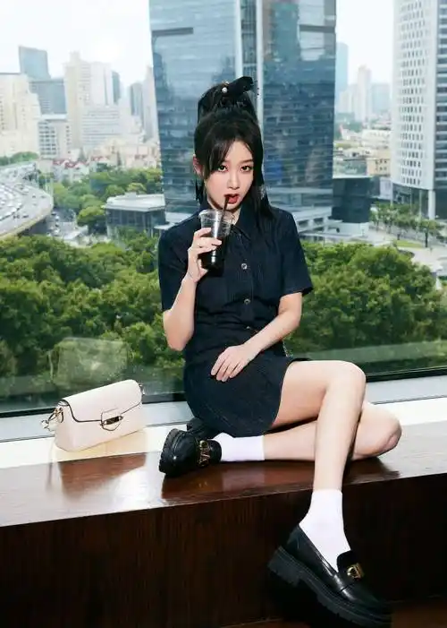 杨紫减肥了,变得更漂亮了,牛仔裙 小黑鞋气质十足,大长腿也清晰可见!