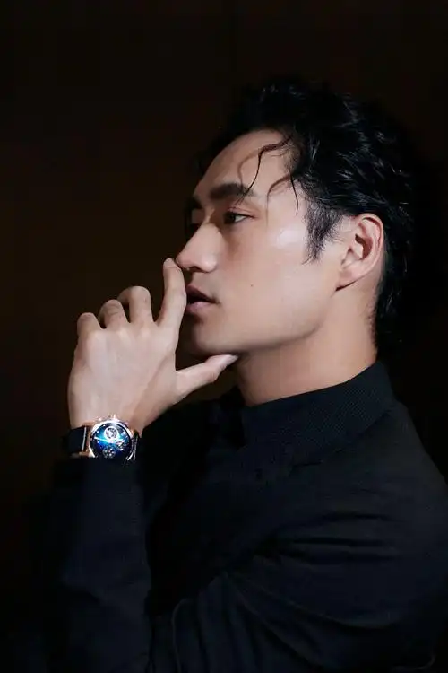 袁弘黑色西装搭配帅气卷发造型酷感时髦