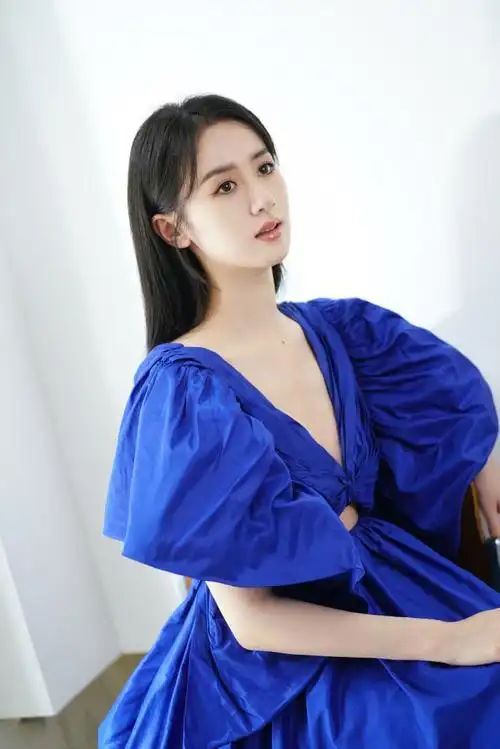 袁冰妍红秀封面大片##袁冰妍大片穿搭好a好飒