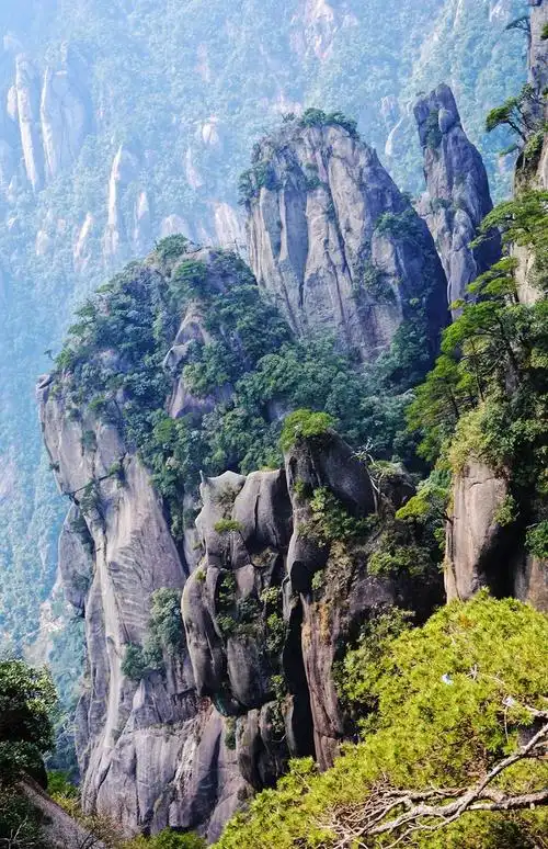 三清山主峰玉京峰海拔18199米终年云缠雾绕充满仙风神韵如仙境一般