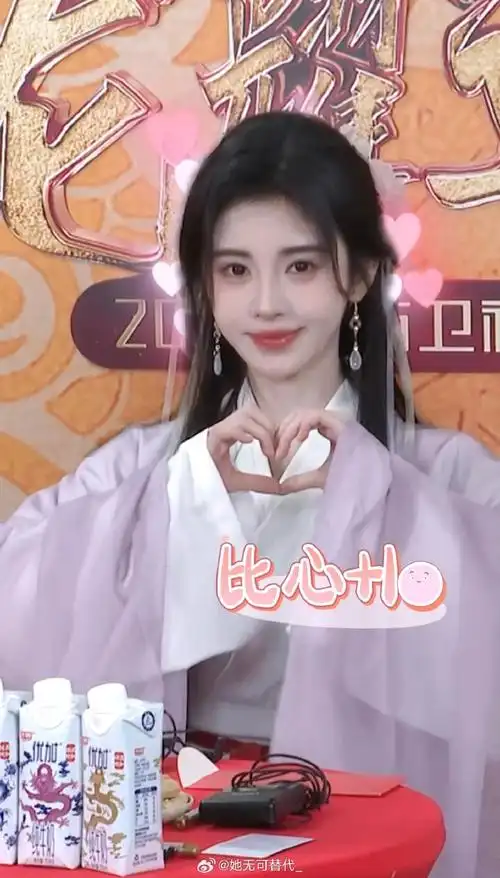 鞠婧祎龙年比心五连拍