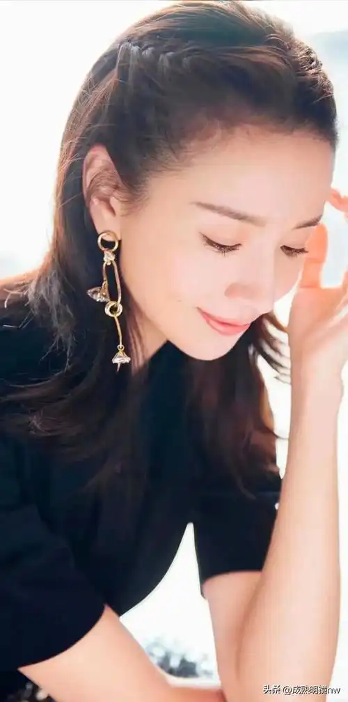 气质高雅,端庄秀丽,身姿曼妙的董洁,美丽动人的写真照