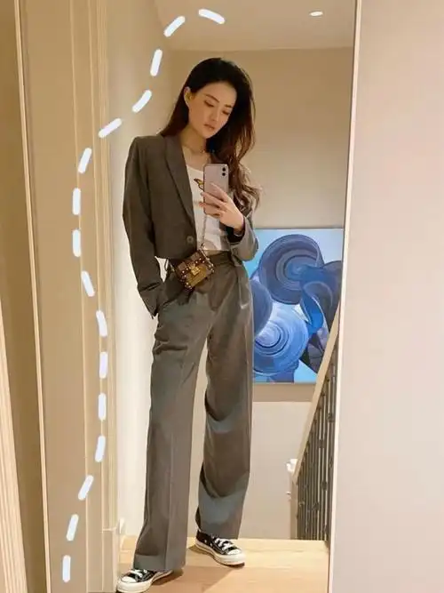 徐璐机场新look遇滑铁卢穿西装配牛仔裤变五五身材看着太尴尬