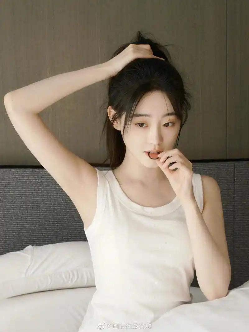 梳马尾辫的祝绪丹清新可爱