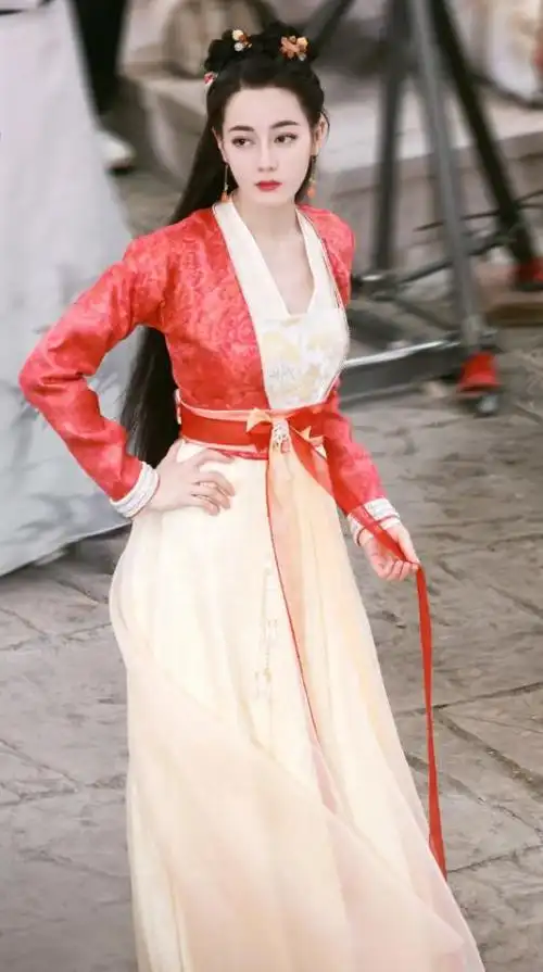 迪丽热巴新剧路透照古装造型清新灵动美回小凤九