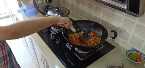 学炒菜 ——滨二暑期创意作业 "亲身实践生活"