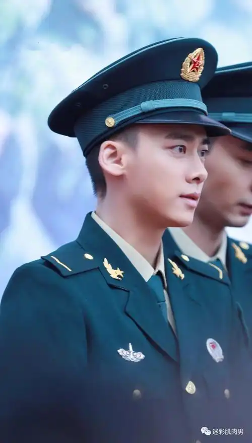 李易峰穿军装变兵哥上热搜榜,网友都喊老公_成都