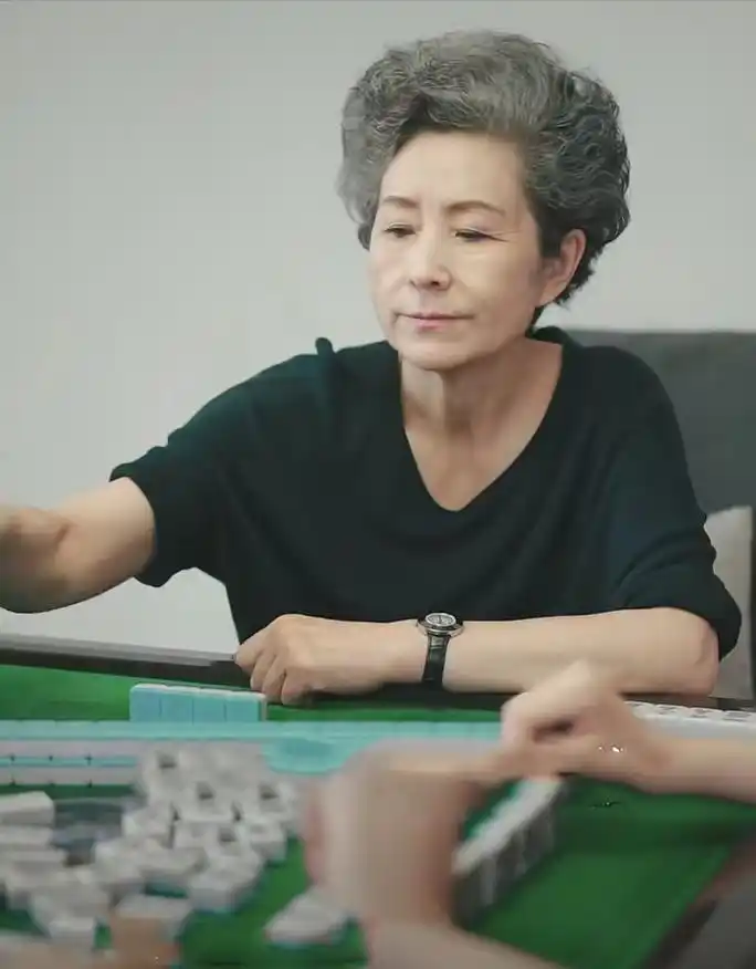 64岁的曹美丽奶奶就是因为做到了这一点,完成了从家庭主妇到"旗袍王后