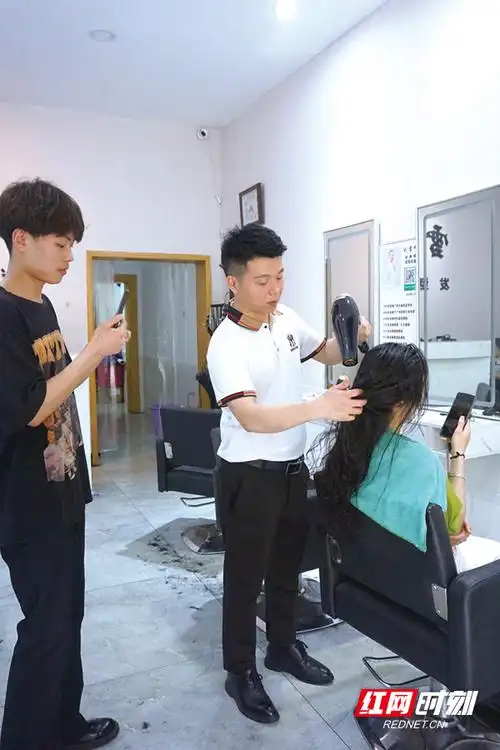 浏阳理发师白天剪头发晚上剪视频 吸粉数十万