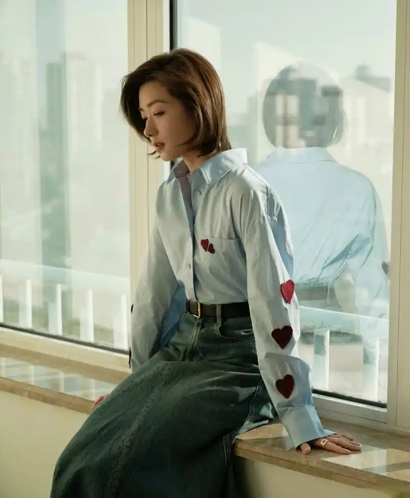 万茜# 阳光下的短发女神,浅蓝衬衫透出清新气质.好温柔的学姐!