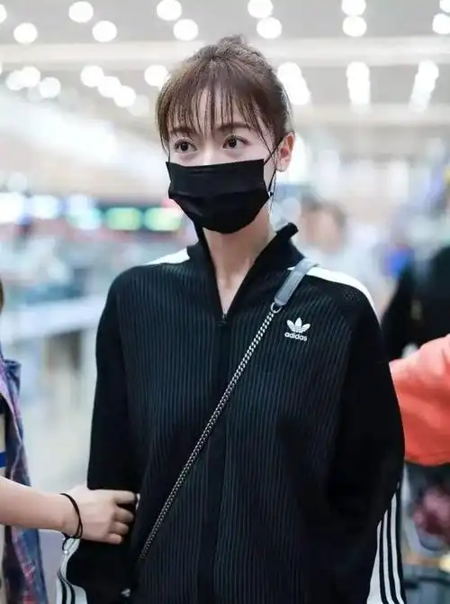 吴谨言认真打扮起来真洋气,穿蓝色毛衣搭配渔夫帽走机场,好时髦