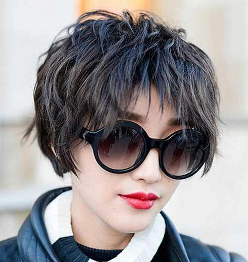 不过要出来这样的效果打理也非常重要,适量用定型产品会让你的锡纸烫