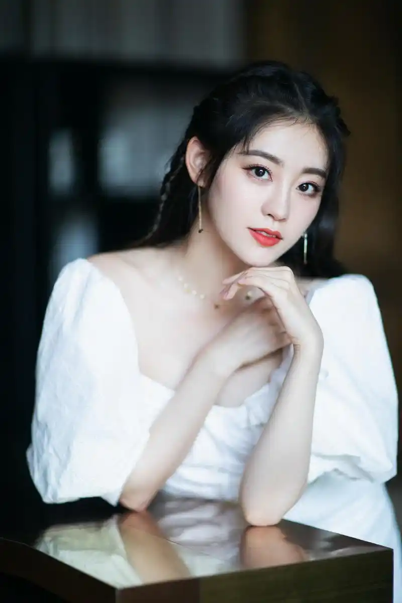 祝绪丹一字肩白裙性感写真图片