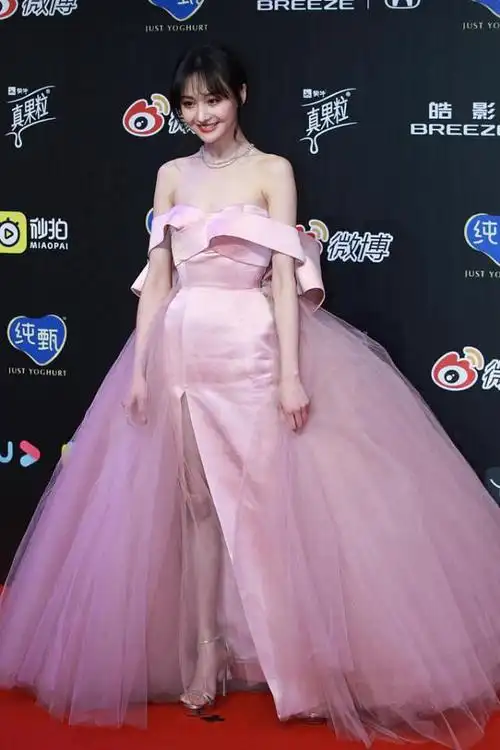 郑爽穿粉色的纱裙真美看上去挺乖的对镜头比心还有点甜