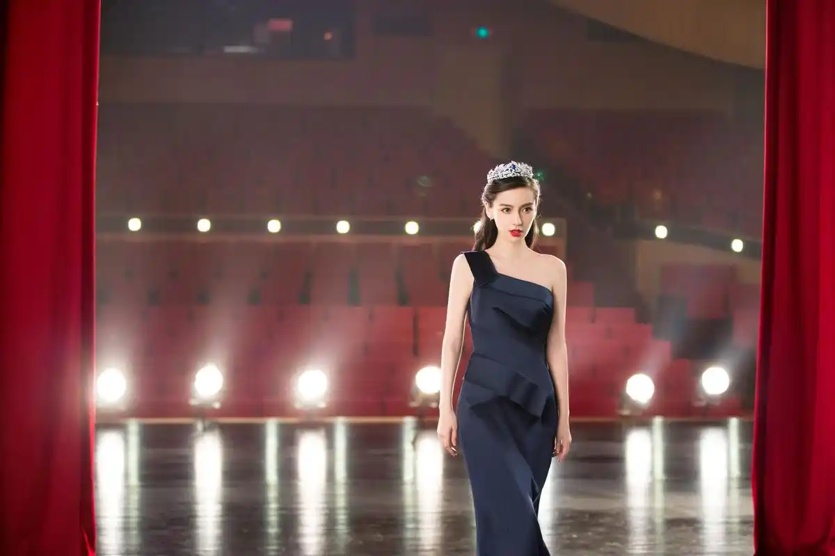 【明星高清大图】angelababy大片曝光,头戴皇冠,身着深蓝色礼服的baby