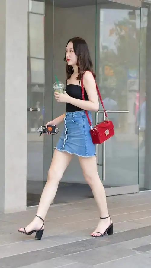 时尚穿搭日记牛仔短裙搭配黑色吊带一字带高跟凉鞋美到你街拍女王就是