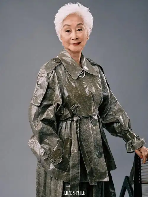 精品购物指南lifestyle新刊封面,97岁高龄的华裔女演员@卢燕lisalu穿