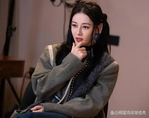 迪丽热巴是一位中国内地影视女演员,出生于新疆维吾尔自治区乌鲁木齐