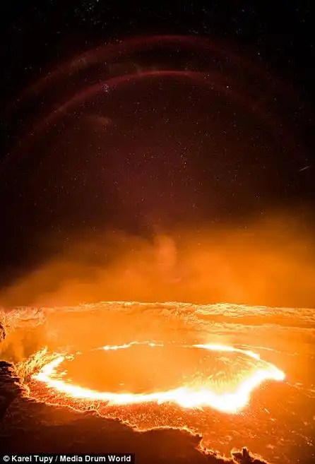 近距离捕捉最古老熔岩湖地狱之火热浪扑面