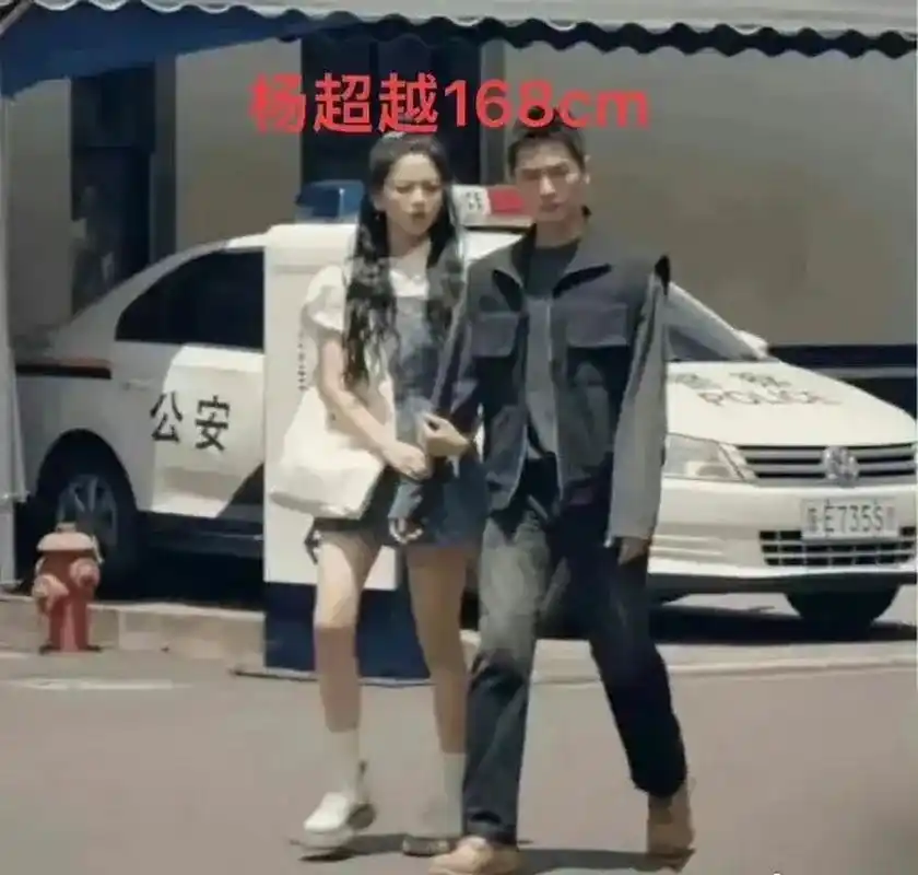 而且最后一张是光脚,比迪丽热巴高出不少. 你怎么看?#我要上热门