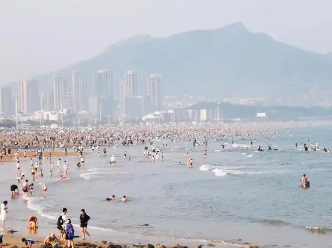 密密麻麻的石老人海水浴场