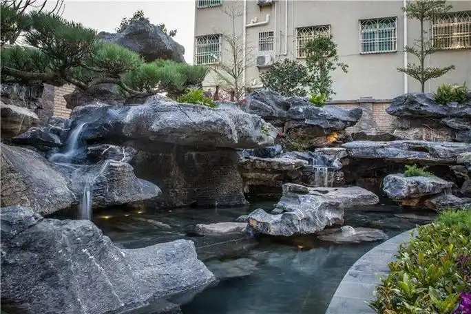 闲庭信步,欣赏形态各异太湖石,感受那份纯真的喜悦