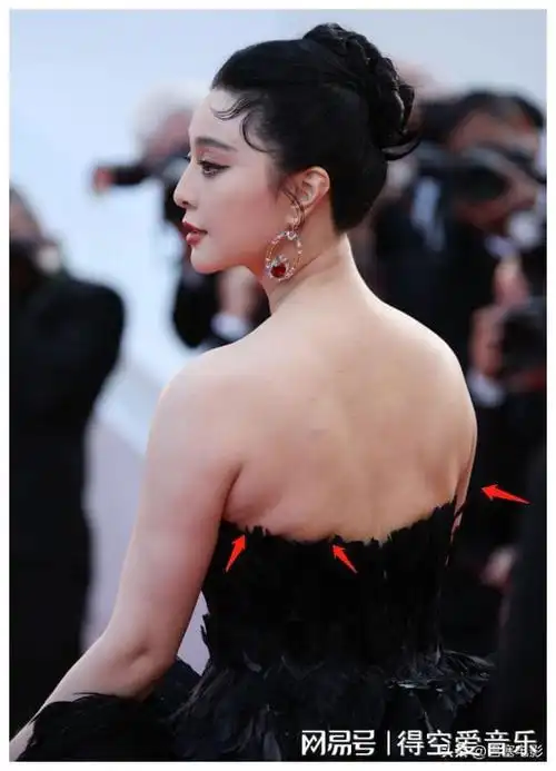 戛纳闭幕红毯范冰冰精心打扮背部尴尬精灵王子变大叔认不出