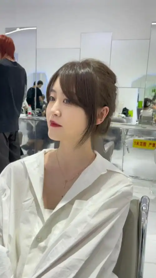 这样的发色小八字刘海儿你不爱嘛