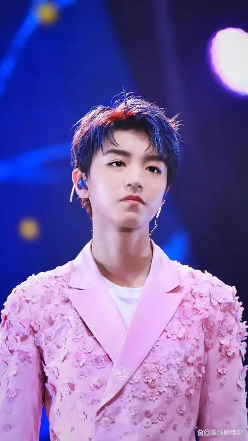 王俊凯,作为tfboys的队长和颜值担当,曾经是亚洲最受欢迎的偶像之一.