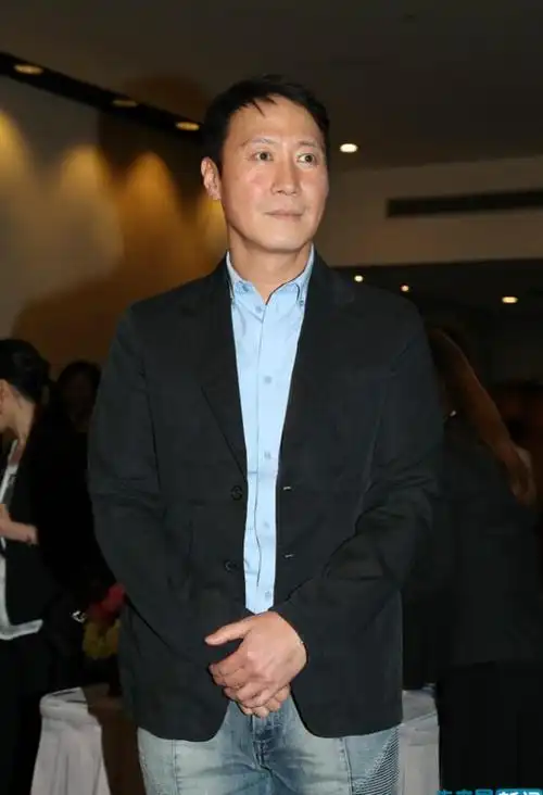 "奶爸"黎明瘦了!穿西装配运动鞋亮相 身形笔直沉稳低调