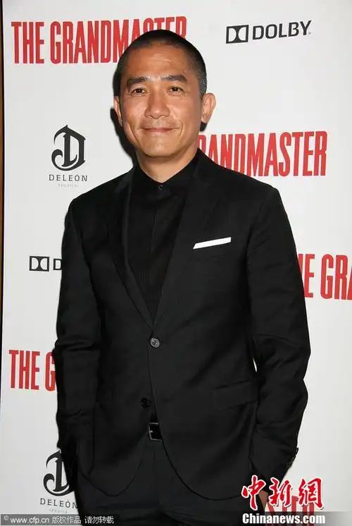一代宗师纽约放映梁朝伟西装板寸亮相