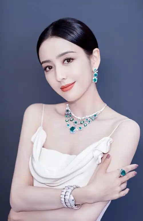 简介:佟丽娅优雅性感活动写真图片,分享一组佟丽娅图片给大家,图中的