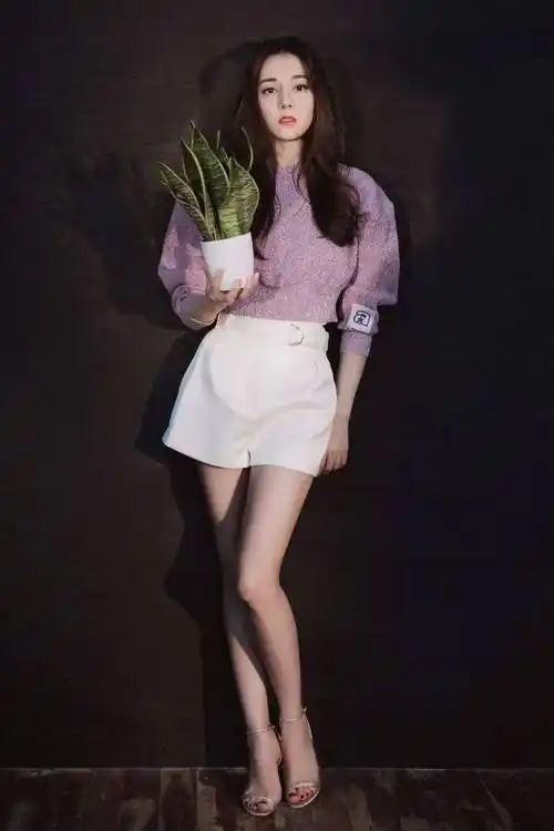 当红的甜美女汉子——迪丽热巴_一面_自带_男友