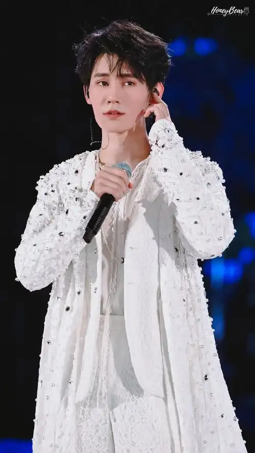 张真源海口演唱会舞台照饭拍