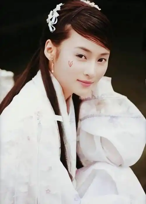 多人少曾经惊艳于蒋勤勤的古装,至今难忘!_线条_眼睛_美女