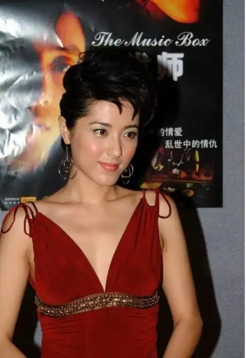 曾黎被称为是校花,原本我还不信,直到看到她年轻时的旧照