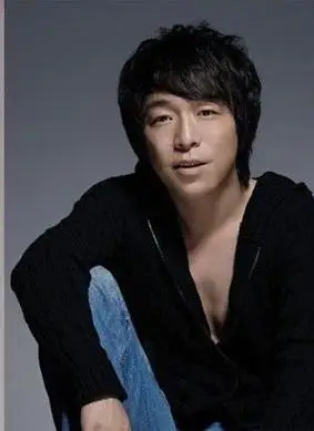 费翔黄渤相互点评21岁青涩旧照#@费翔和@黄渤两个人年轻时的旧斩技