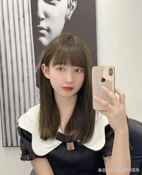 发型衬托出的气质唯美又性感,对于中长发的女生都非常适合这款艳美