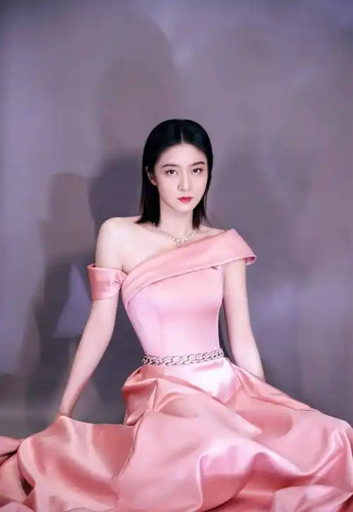 张雪迎"彩虹裙"太耀眼,"如丝"长裙灵动飘逸,不愧是气质小花_风格_身材