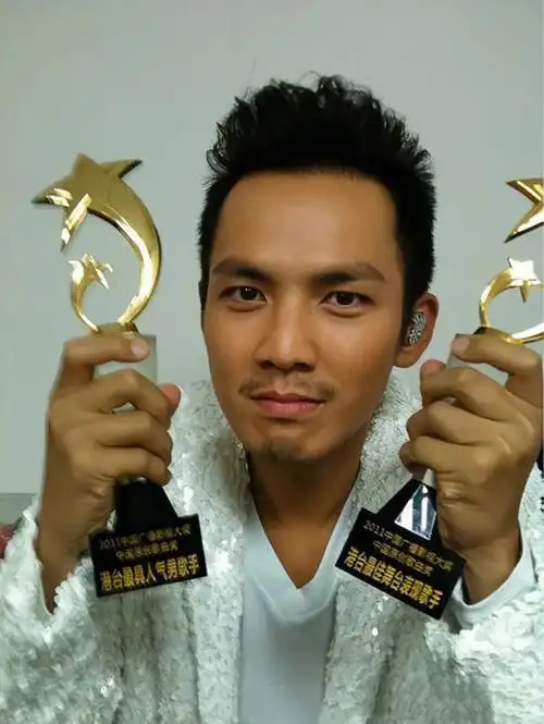 典礼】获港台最具人气男歌手奖&港台最佳舞台表现歌手奖#钟汉良小哇