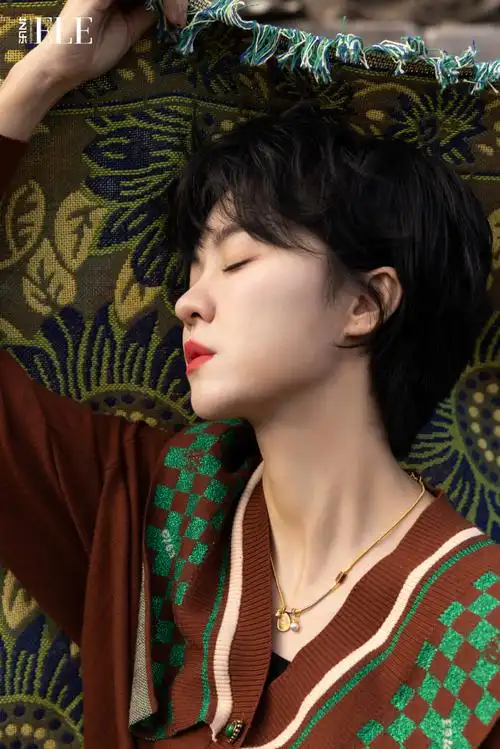 艺乐益起来##郁可唯山间信步封面大片