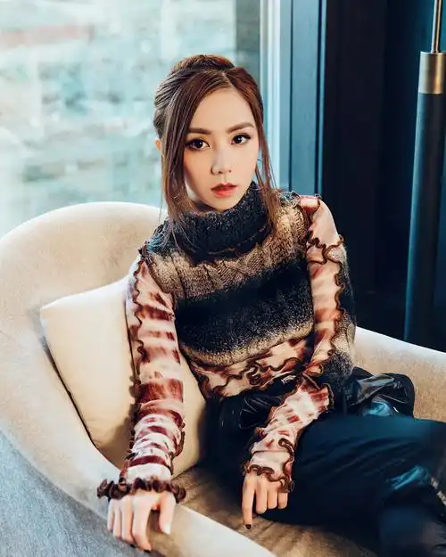 在这一组照片中可以看到有着"吃货"外号的邓紫棋身材已经有了很大的